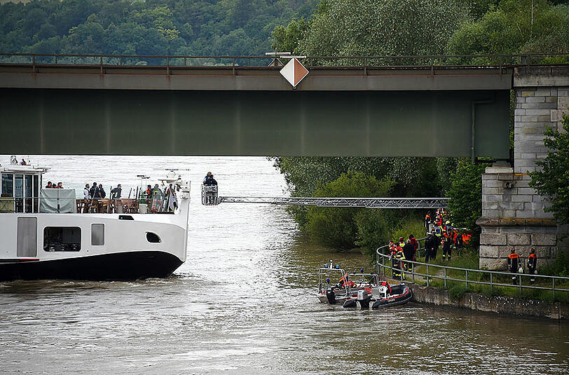 Die Bilder von der Schiffshavarie auf der Donau bei Bad Abbach.