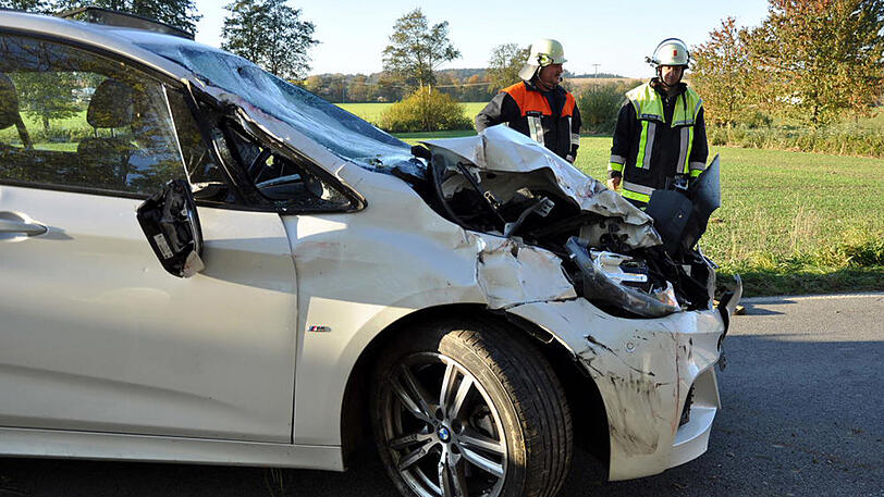 Weder der Traktor- noch der Pkw-Fahrer wurden beim Unfall verletzt. Angesichts dieser Bilder eigentlich nur schwer vorzustellen.