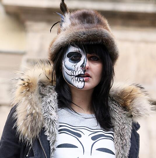 Eine Gesichtshälfte wurde zum Totenkopf geschminkt. Denn Pelz bedeutet immer Leid und Tod.
