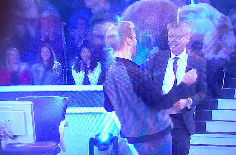 Unter Tränen zum Millionär: Leon Windscheid hat den Hauptgewinn bei Günther Jauchs Quiz geknackt. Dafür brauchte er aber die Hände des Moderators.