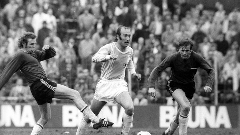 Edeltechniker, Nationalspieler, Meister-Löwe: 225 Spiele (50 Tore)bestritt Hans Rebele (Mitte, gegen Hessen Kassel) für 1860.