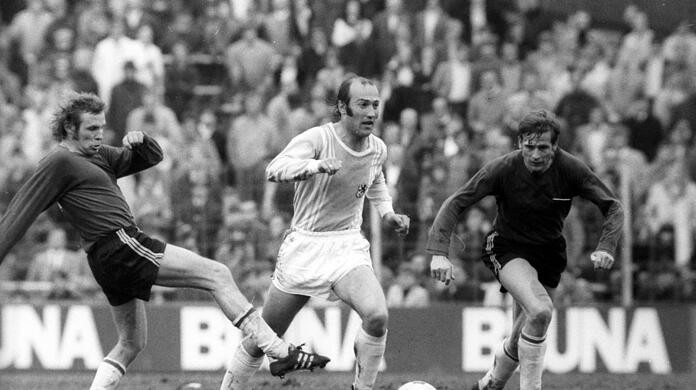 Edeltechniker, Nationalspieler, Meister-Löwe: 225 Spiele (50 Tore)bestritt Hans Rebele (Mitte, gegen Hessen Kassel) für 1860.
