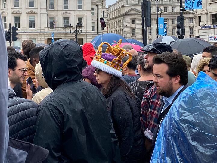 Schaulustige kämpfen um den besten Platz für einen kurzen Blick auf König Charles.