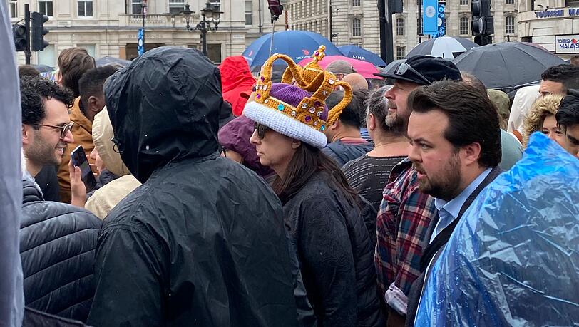Schaulustige kämpfen um den besten Platz für einen kurzen Blick auf König Charles. Schaulustige kämpfen um den besten Platz für einen kurzen Blick auf König Charles.
