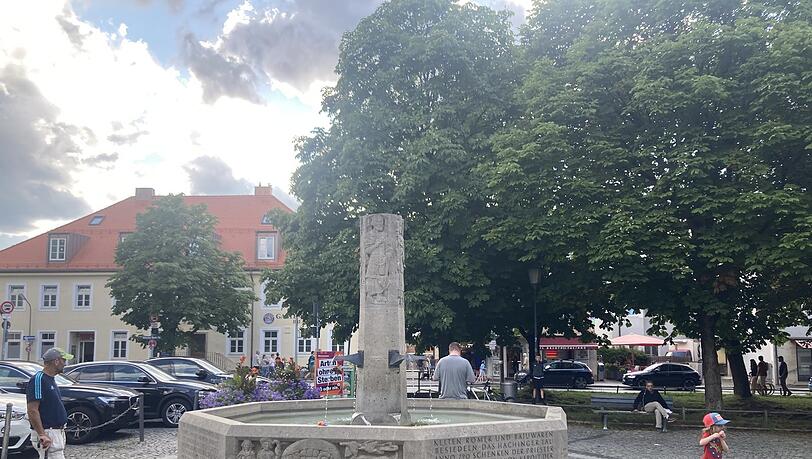 Einst stand hier ein Badehaus, an das der Brunnen erinnert. Einst stand hier ein Badehaus, an das der Brunnen erinnert.