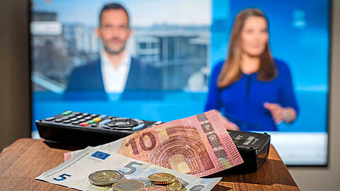 Das abendliche Fernsehprogramm läuft noch. Doch ab nächster Woche könnte der Empfang für viele Menschen teurer werden.