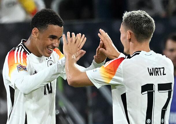 Der eine spielt beim FC Bayern, der andere soll kommen: Jamal Musiala und Florian Wirtz. Der eine spielt beim FC Bayern, der andere soll kommen: Jamal Musiala und Florian Wirtz.