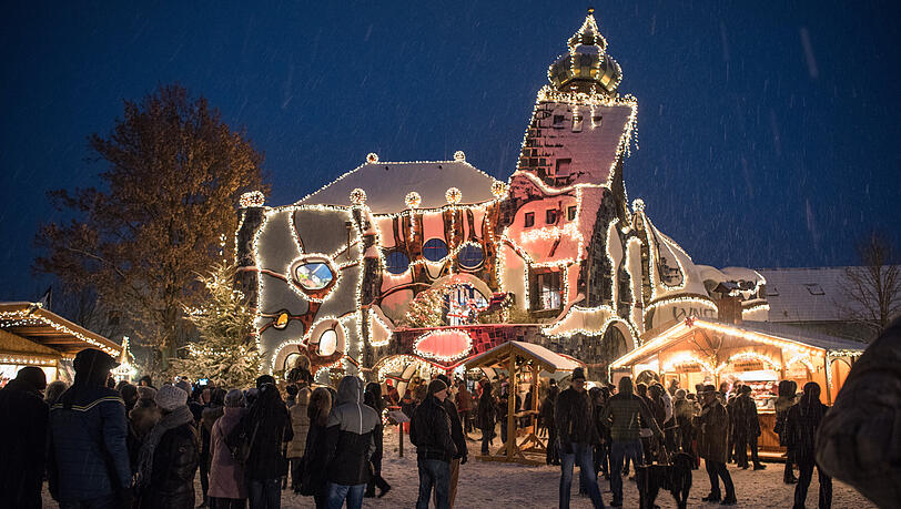 Lassen Sie sich neben dem KunstHausAbensberg heißen Glühwein und Waffeln schmecken, während die kleinen Besucher die Alpakas im Freigehege bestaunen können. Lassen Sie sich neben dem KunstHausAbensberg heißen Glühwein und Waffeln schmecken, während die kleinen Besucher die Alpakas im Freigehege bestaunen können.