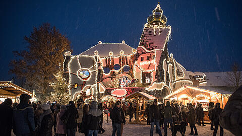 Lassen Sie sich neben dem KunstHausAbensberg heißen Glühwein und Waffeln schmecken, während die kleinen Besucher die Alpakas im Freigehege bestaunen können.