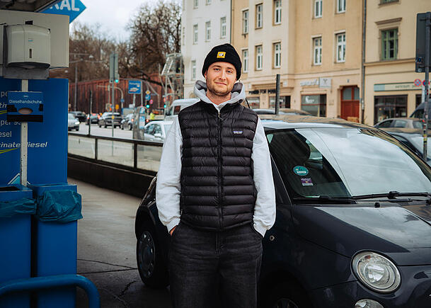 Levi (24) tankt wegen der hohen Preise nicht mehr voll, sagt er.
