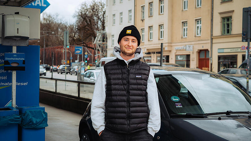 Levi (24) tankt wegen der hohen Preise nicht mehr voll, sagt er.