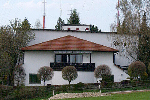 Soll Schulungszentrum für die rechtsradikale NPD werden: das Hotel Berghof bei Postbauer-Heng vor dem Brand.