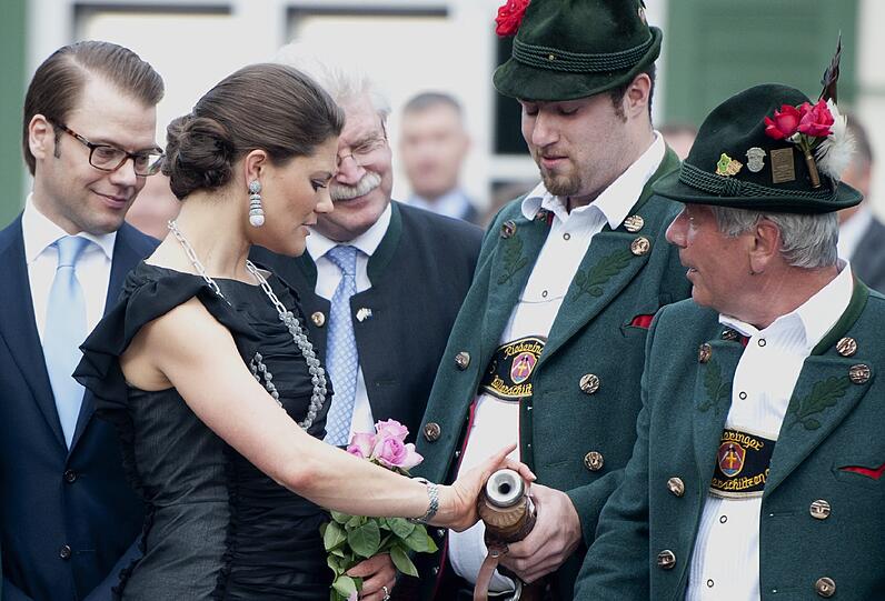 Victoria ist zum ersten Mal Mutter geworden. Die 34-Jährige brachte am frühen Donnerstagmorgen (23.02.12) eine Tochter zur Welt - wurde die Mini-Prinzessin etwa in München gezeugt? Fest steht vor neun Monaten waren Victoria und Gatte Daniel zu Besuch in der Weltstadt mit Herz - hier die Bilder...