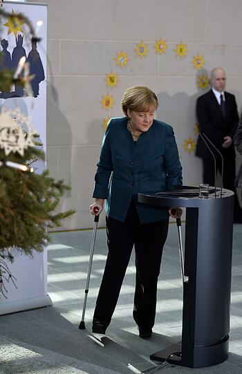 Kanzlerin Angela Merkel empfängt die Sternsinger im Kanzleramt. Sie ist nach ihrem Skiunfall auf Krücken unterwegs.