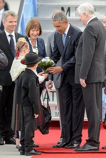 Lisa (9) und Martin (7) überreichen Blumen an Barack Obama. Mit dabei: Horst Seehofer (r.).