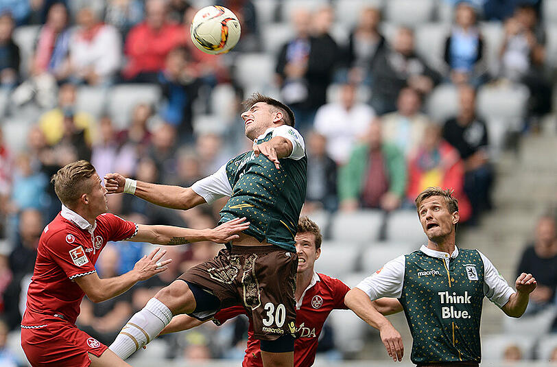 Der Löwe Milos Degenek und der Lauterer Alexander Ring (links) im Kampf um den Ball.