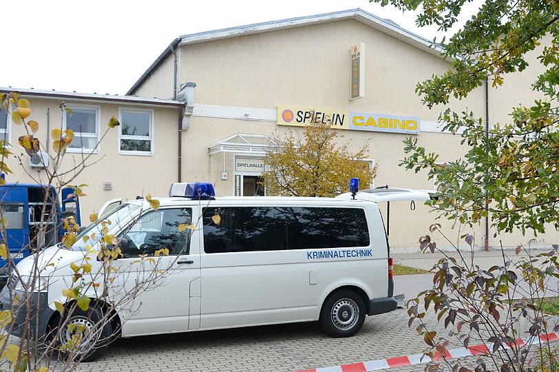 Ein Polizist hat in Naumburg einen Mann erschossen, der zuvor mit einem Messer auf zwei Beamte eingestochen hatte.