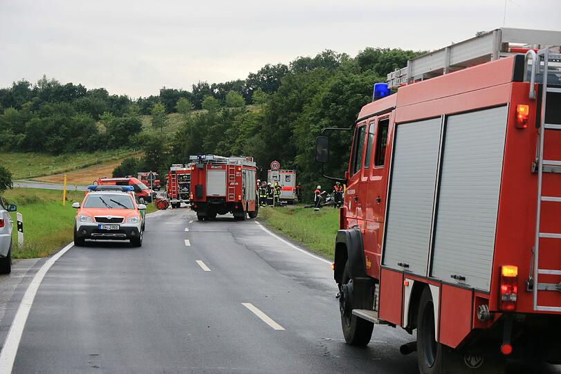 Wie durch ein Wunder hat der 21-jährige Fahrer überlebt. Die Bilder des Horror-Unfalls.