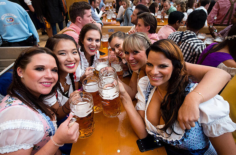 Ein Prosit auf das Oktoberfest 2016: Diese Mädels feiern im Hacker-Zelt.