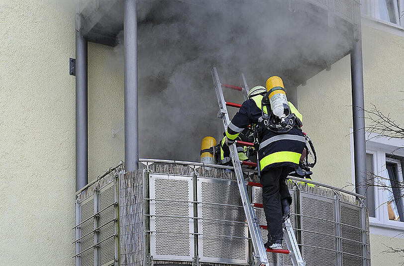 100.000 Euro Schaden, aber keine Verletzte: Die Feuerwehr musste bei einem Küchenbrand in der Lindwurmstraße eingreifen.