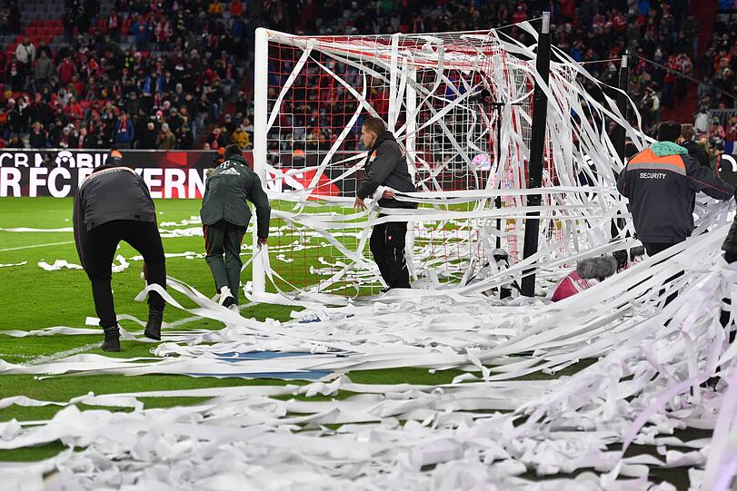 Kurz vor der Halbzeit verwandelt die Südkurve die Allianz Arena im bayerischen Derby in ein lateinamerikanisches Stadion. Die Bilder.