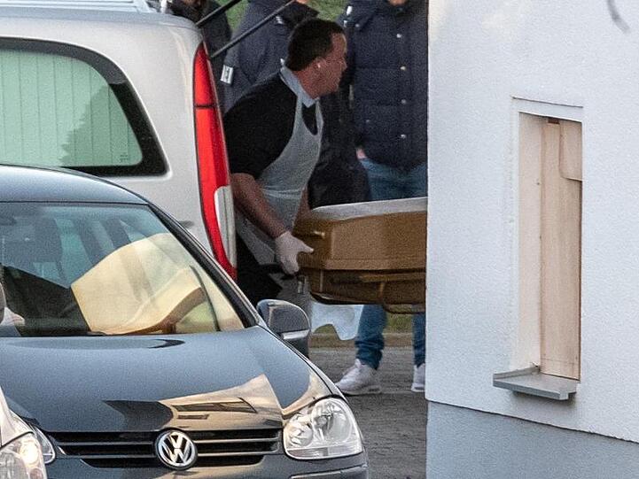 Ein Sarg wird aus einem Wohnhaus in Mallersdorf-Pfaffenberg getragen. Foto: Armin Weigel/Archivbild