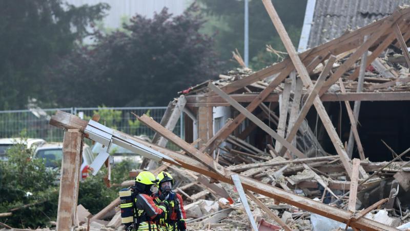 Feuerwehrleute stehen in den Trümmern einer Halle nach einer Explosion in Günzburg. Foto: Mario Obeser/dpa/Archivbild
