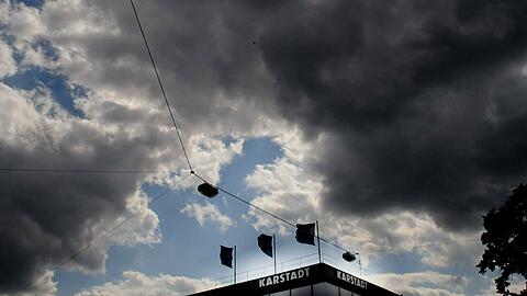 Dunkle Wolken über dem Karstadt am Nordbad in München.