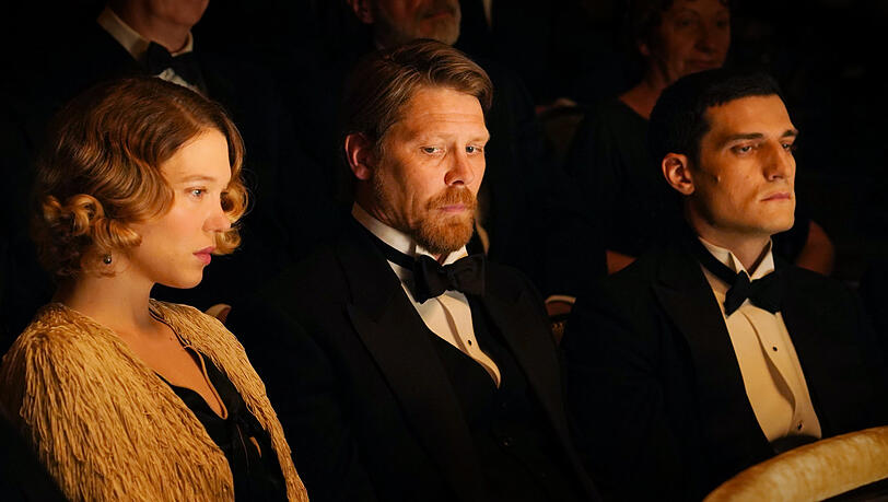 Schiffskapitän Jakob Störr (Gijs Naber, Mitte) heiratet die schöne Lizzy (Léa Seydoux), ist aber Monate auf Reisen. Kann er ihr vertrauen (rechts: Louis Garrel)?