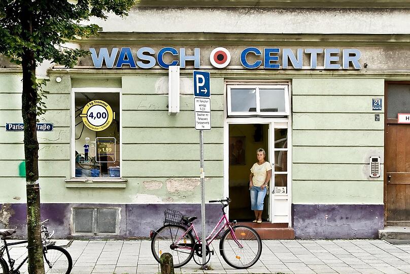 Im "Wasch Center" an der Pariser Straße 24 zu waschen, hat Charme in den Nullerjahren: Siglinde Rechenmacher hält Zeitschriften bereit, um der Kundschaft das Warten zu verkürzen. Das Wasch Center gibt es nicht mehr.