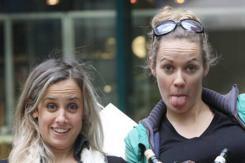 Mandy und Nadja: Stefanie Mendoni und Noelle Cartier van Dissel sind die Pennerin und die coole Skaterin.