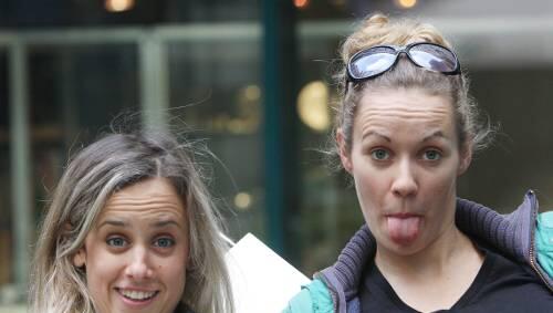 Mandy und Nadja: Stefanie Mendoni und Noelle Cartier van Dissel sind die Pennerin und die coole Skaterin. Mandy und Nadja: Stefanie Mendoni und Noelle Cartier van Dissel sind die Pennerin und die coole Skaterin.