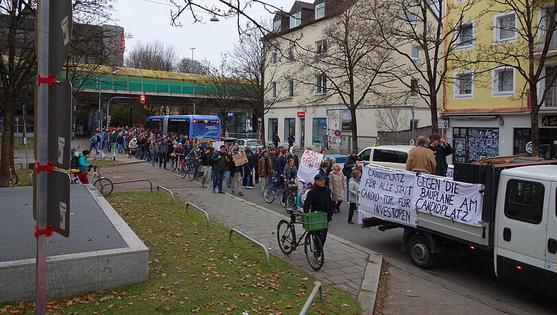 Rund 500 Teilnehmer waren es laut Polizei am Sonntagnachmittag beim Demozug durchs Viertel