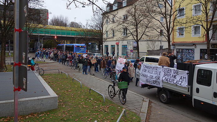 Rund 500 Teilnehmer waren es laut Polizei am Sonntagnachmittag beim Demozug durchs Viertel