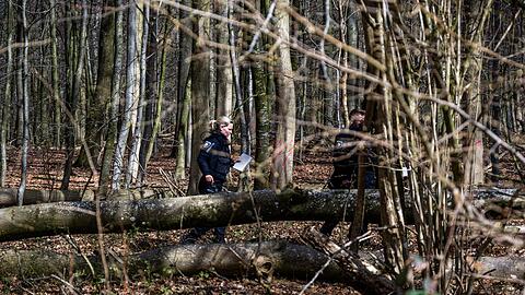 Einsatzkr&auml;fte am Unfallort.