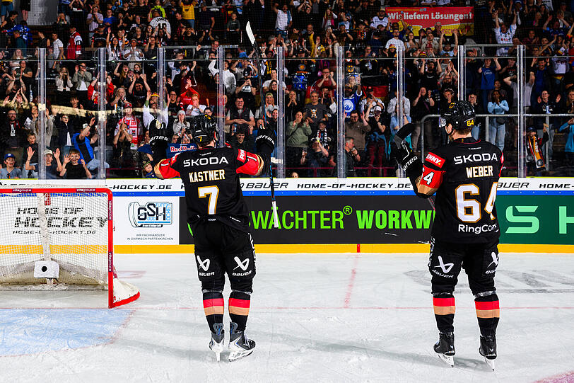 Maximilian Kastner (l.) und Marcus Weber lassen sich von den Fans feiern.