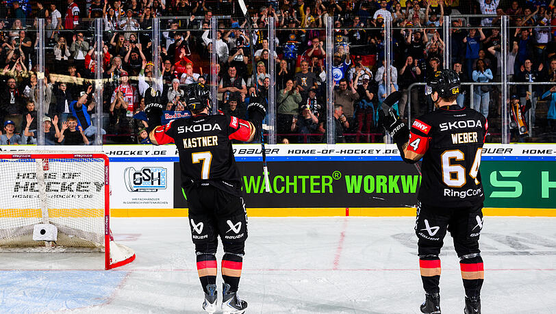 Maximilian Kastner (l.) und Marcus Weber lassen sich von den Fans feiern.