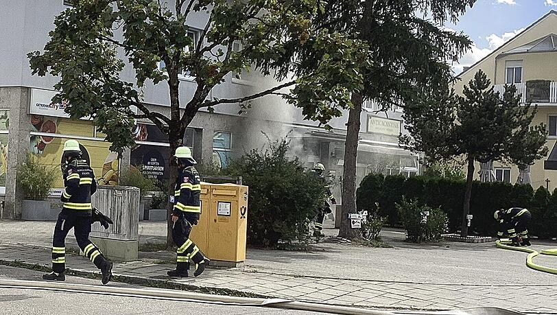 Zur Höhe des Schadens macht die Feuerwehr keine Angaben. Zur Höhe des Schadens macht die Feuerwehr keine Angaben.