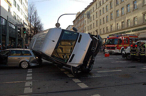 Crash an der Kreuzung von Bayerstraße und Paul-Heyse-Straße: Ein Mercedes Sprinter überfährt eine rote Ampel, wird erfasst und landet nach kurzer Schleudertour auf einem Audi.