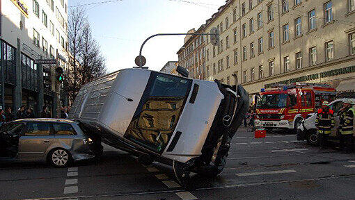Crash an der Kreuzung von Bayerstraße und Paul-Heyse-Straße: Ein Mercedes Sprinter überfährt eine rote Ampel, wird erfasst und landet nach kurzer Schleudertour auf einem Audi. Crash an der Kreuzung von Bayerstraße und Paul-Heyse-Straße: Ein Mercedes Sprinter überfährt eine rote Ampel, wird erfasst und landet nach kurzer Schleudertour auf einem Audi.