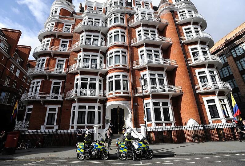 an der Botschaft von Ecuador: Tumulte in London um Julian Assange