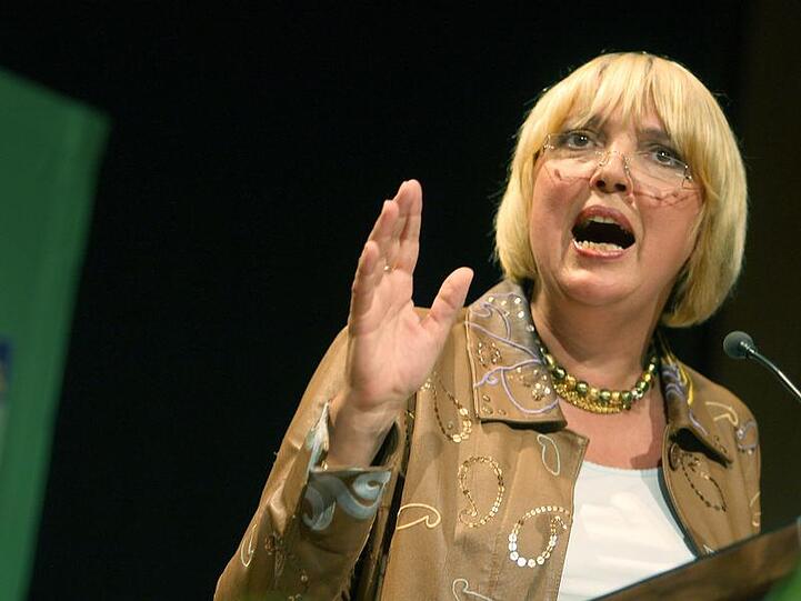 Die Grünen-Vorsitzende Claudia Roth verlinkte bei Facebook ein Foto des Stars und schrieb: &bdquo;In tiefer Traurigkeit und schöner Erinnerung an einen guten Freund.&ldquo;