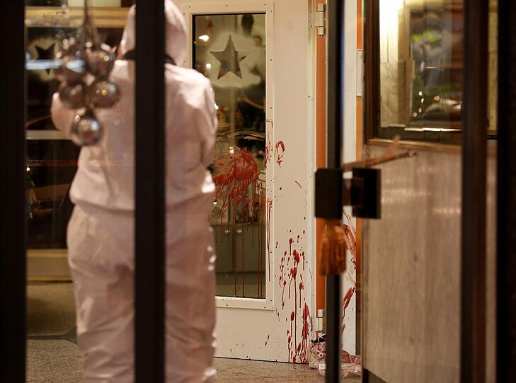 Bei der Messerstecherei in dem Hotel in der Frankfurter Innenstadt sind zwei Mann ums Leben gekommen.