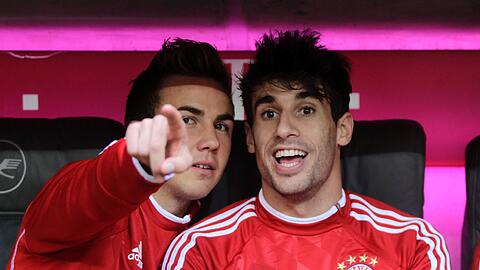 Javi Martínez (r.) sitzt beim Spiel in Bremen erstmal nur auf der Bank. Wer spielt? Klicken Sie sich durch die Bilderstrecke!