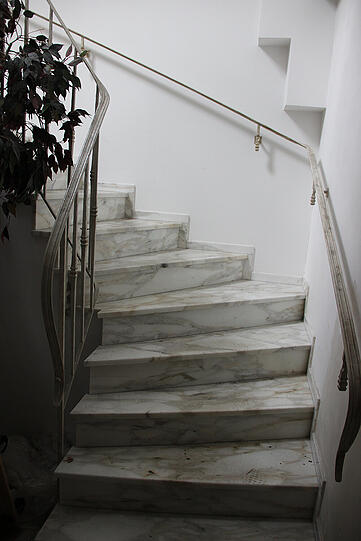 Am Fuße dieser Treppe fand man die Leiche von Charlotte Böhringer.