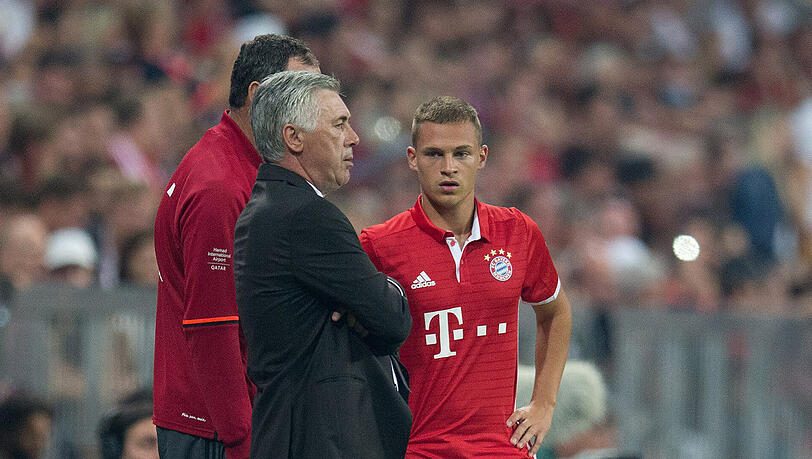 Für Trainer Carlo Ancelotti (l.) kommt ein Wechsel von Joshua Kimmich überhaupt nicht in Frage.