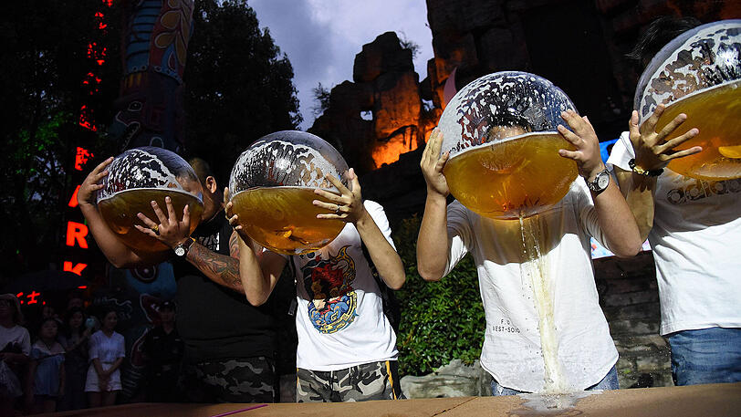 23.7.2018: Von wegen Maß... Diese Kandidaten eines Biertrink-Wettbewerbes in Hangzhou, China greifen gleich zum Aquarium.