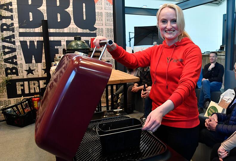 Die Frau am Grill kommt zur Bavarian BBQ Week im Rahmen der Garten München 2020 mit einem eigens zur Messe interpretierten Grillrezept.