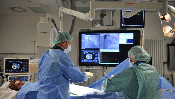 Optimale Sicherheit für Patienten: Der große 56-Zoll-Monitor ermöglicht eine perfekte Sicht auf die Herzuntersuchung. Optimale Sicherheit für Patienten: Der große 56-Zoll-Monitor ermöglicht eine perfekte Sicht auf die Herzuntersuchung.