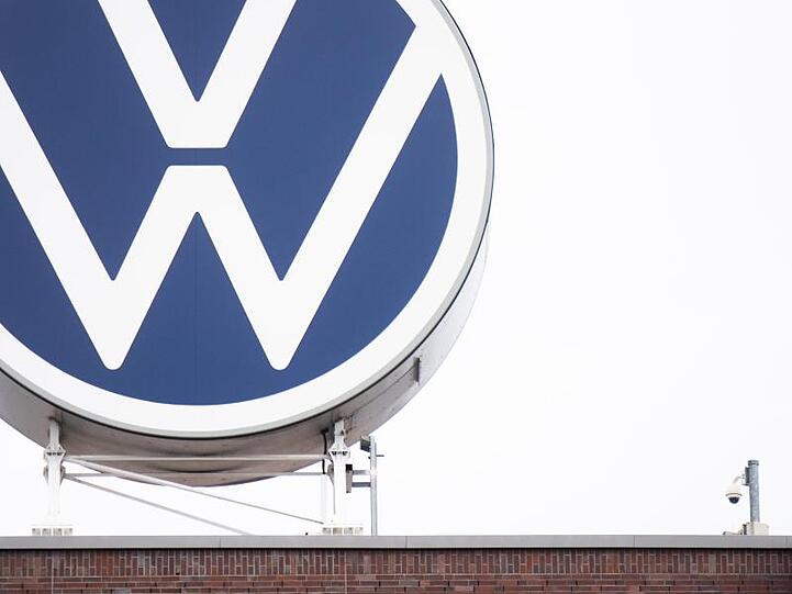 Das VW-Logo auf dem Dach des Markenhochhauses im Volkswagen Werk.